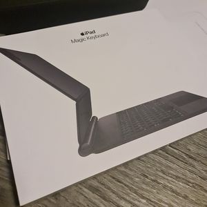 Magic Keyboard for iPad Pro 11-inch (4th generation) and iPad Air (5th generatio